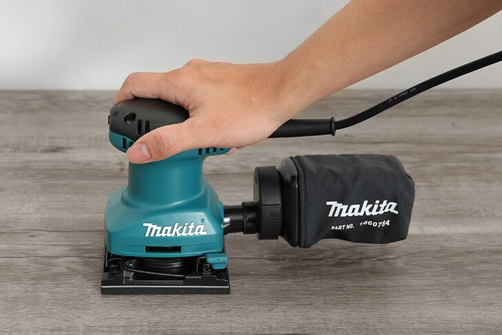 Máy chà nhám rung Makita BO4557 180W có kiểu dáng nhỏ gọn, dễ dàng len lỏi vào các góc cạnh của vật liệu