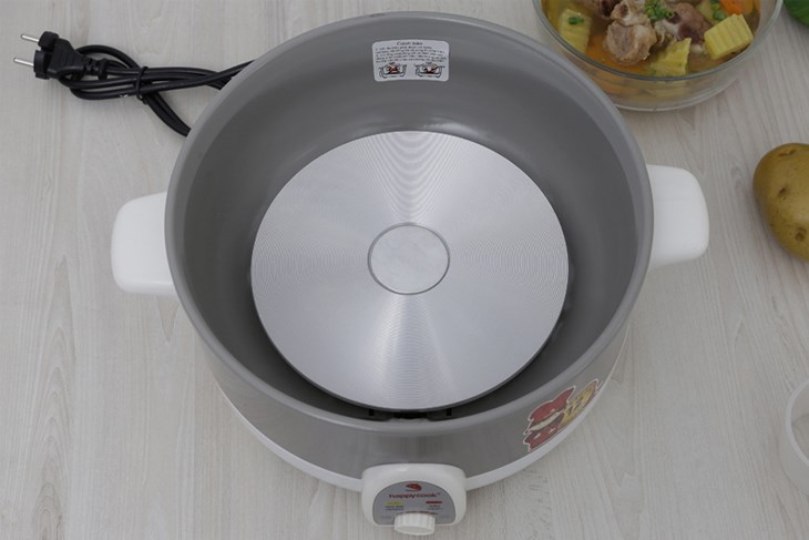 Nồi lẩu điện Happycook HCHP-350ST 3.5 lít hoạt động với công suất lớn 1300W giúp bạn thưởng thức món ăn nhanh chóng, không cần chờ đợi lâu