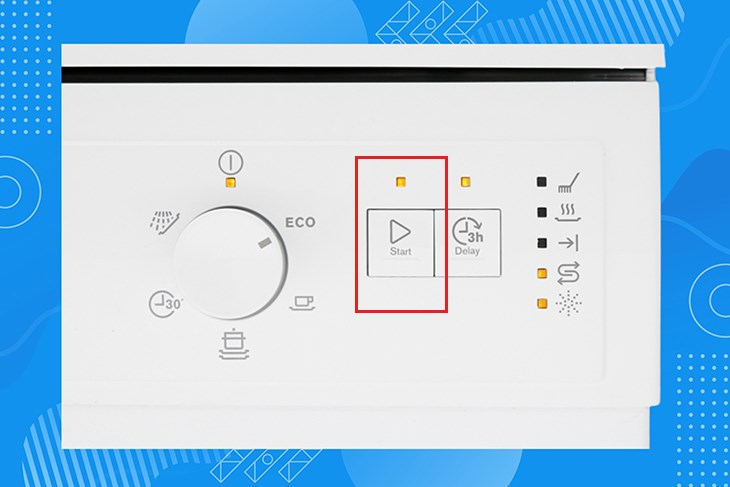 Nút nguồn và đèn hiệu trên máy rửa chén độc lập Electrolux ESF5206LOW có chức năng bật/tắt thiết bị và phát sáng khi máy vận hành