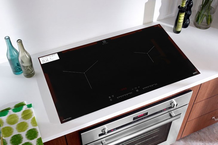 Bếp từ đôi Electrolux EHI7260BB có thiết kế đơn giản với màu đen thanh lịch