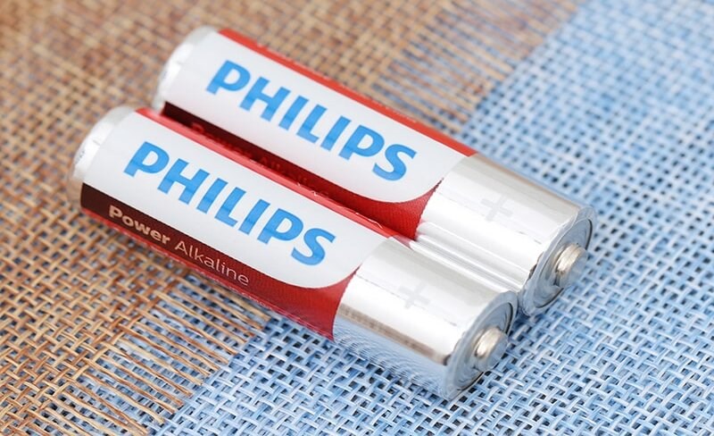 Pin AA 2 viên Alkaline Philips LR6P2B dùng cho các thiết bị gia đình như đồng hồ, đèn pin nhỏ, đồ chơi xe đua,...