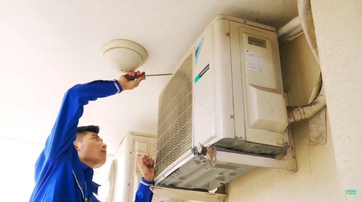 Kỹ thuật viên Dịch vụ Thợ Điện máy XANH  đang bảo dưỡng dàn nóng máy lạnh