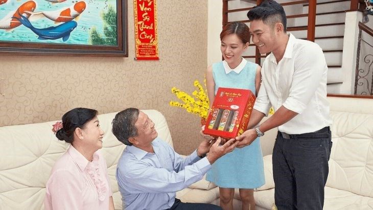 Nên tìm hiểu sở thích của gia đình để lựa chọn món quà phù hợp thể hiện sự tinh tế