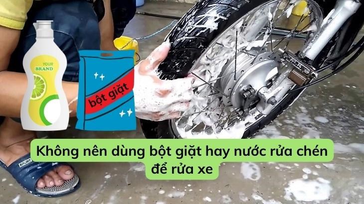 Không nên dùng bột giặt hay nước rửa chén để rửa xe vì các chất này có thể làm phai mờ sơn xe và gỉ sét các chi tiết kim loại