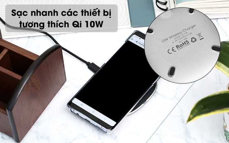 Đế sạc không dây Qi QC 3.0 10W AUKEY LC-C6 Đen được tích hợp chuẩn sạc không dây Qi 10W, cho tốc độ sạc thiết bị của bạn nhanh hơn