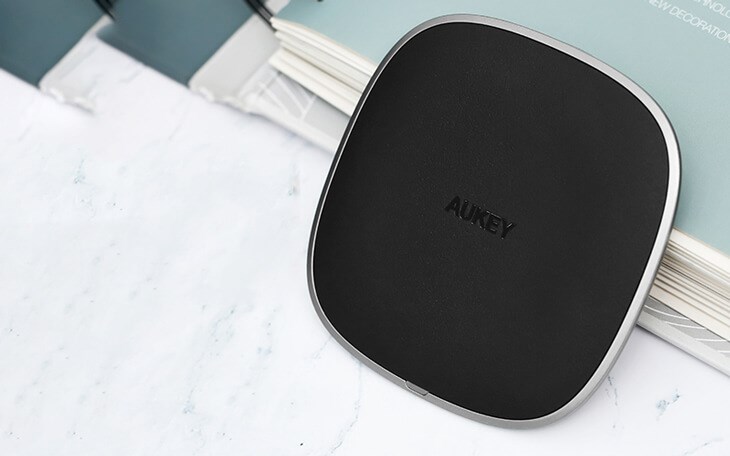 Đế sạc không dây Qi QC 3.0 10W AUKEY LC-C6 Đen giúp bạn nạp đầy pin cho điện thoại dễ dàng mà không cần cắm dây cáp