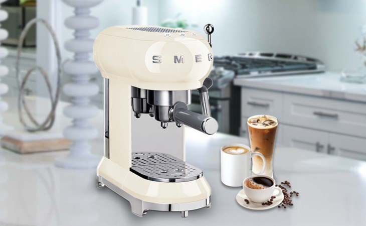 Máy pha cà phê Smeg ECF01CREU (535.43.655) hiện đang được kinh doanh tại Điện máy XANH với giá 17.990.000 đồng (giá được cập nhật vào tháng 06/2023)