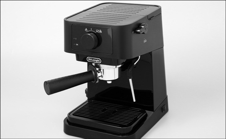 Máy pha cà phê Delonghi EC230.BK sở hữu hai vòi ra nên có thể pha 2 ly cà phê cùng một lúc