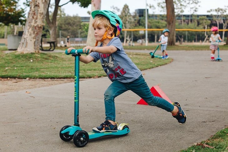 Nguyên lý hoạt động xe Scooter dựa trên động cơ điện với pin lithium-ion 