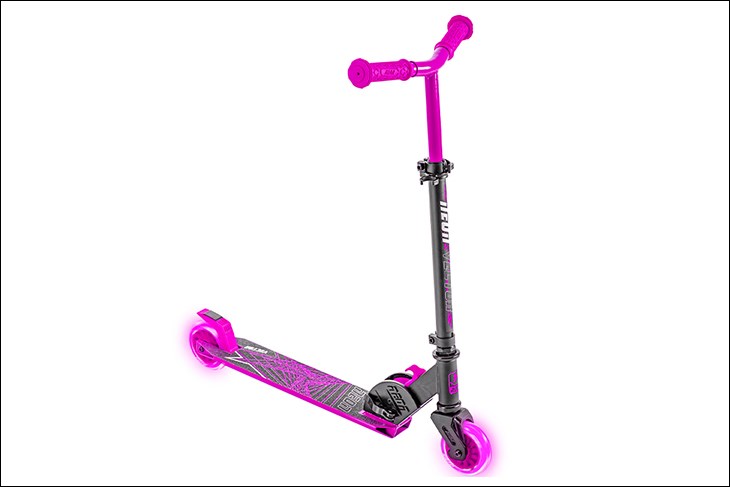 Xe Scooter Neon Vector Yvolution NT05P2 giúp các bé thực hiện các thủ thuật 