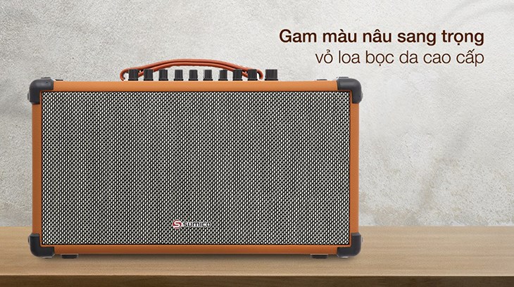 Loa karaoke xách tay Sumico BT-S52 100W có vẻ ngoài giống như chiếc vali cao cấp, đường nét tinh tế, tông màu nâu bắt mắt