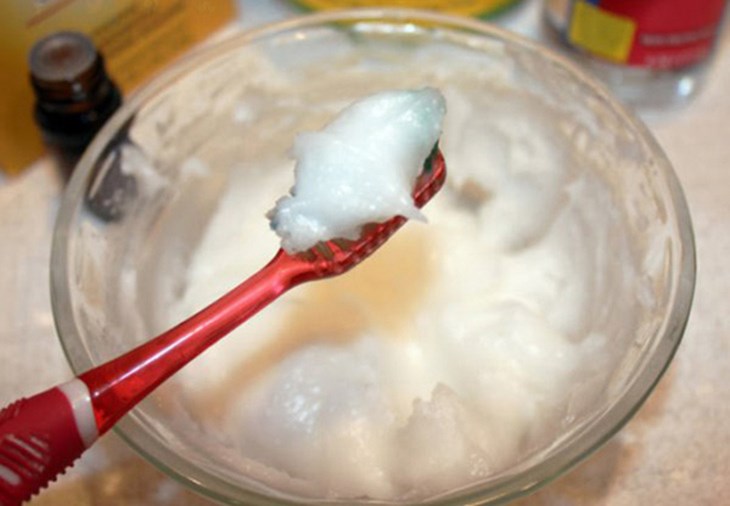 Pha bột baking soda với chanh và nước ấm để làm sạch các vết bẩn cứng đầu