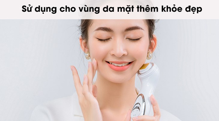 Sử dụng máy massage mặt nâng cơ và tái tạo da chuyên sâu Lifetrons RF-700 giúp tăng sinh collagen, giảm nếp nhăn, làm săn chắc da và định hình đường nét khuôn mặt 