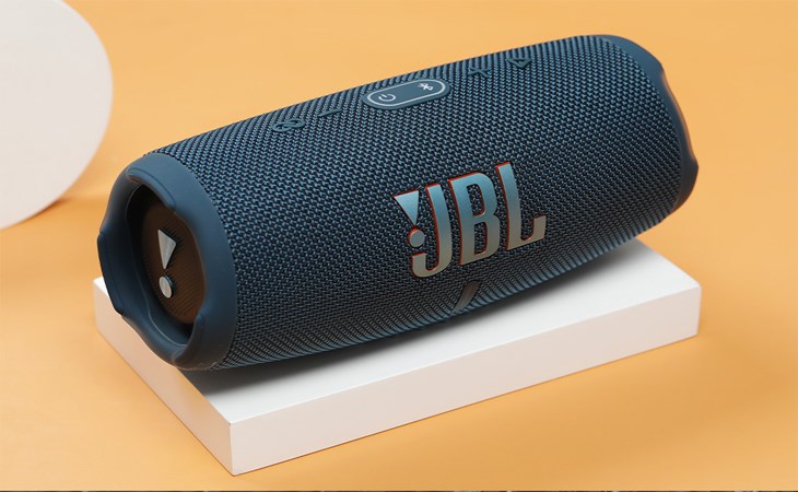 Loa Bluetooth JBL Charge 5 thiết kế sang trọng với 2 màu đen - xanh dương thời thượng