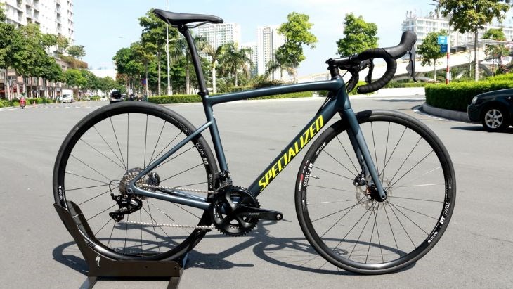 Xe đạp đua Specialized sở hữu khung sườn nhôm cao cấp, bền bỉ