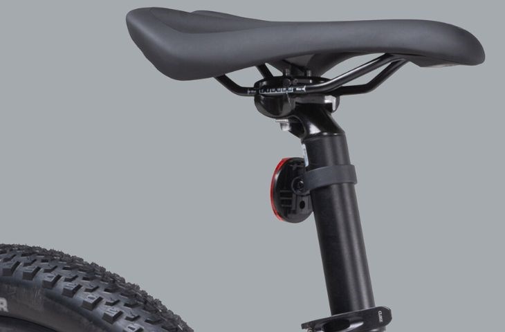 Yên xe của xe đạp địa hình MTB Giant ATX 620 26 inch Size M được lót lớp nệm êm ái, tạo cảm giác thoải mái cho người lái khi ngồi lâu