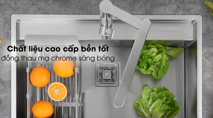 Vòi rửa chén nóng lạnh đồng Malloca K060-S làm bằng đồng mạ thau chrome sáng bóng sẽ là sự lựa chọn tuyệt vời dành cho bạn