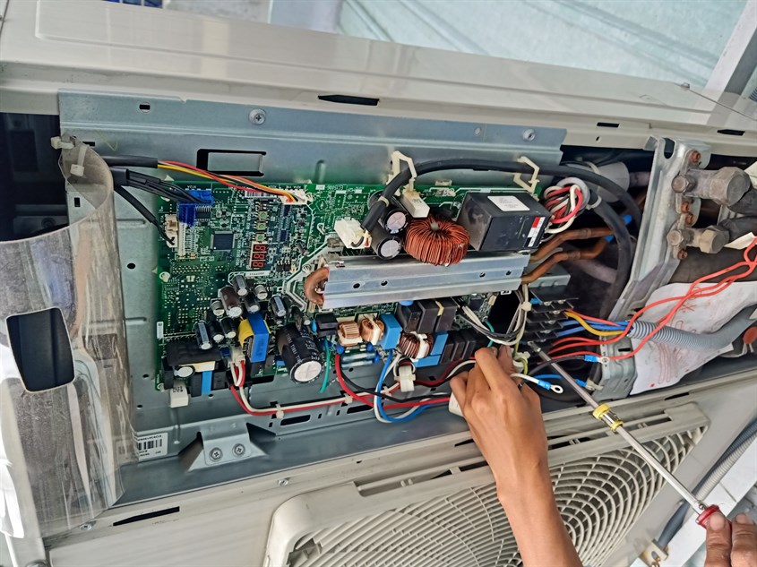 Bạn nên gọi cho thợ sửa máy lạnh chuyên nghiệp khi bo mạch điều khiển máy lạnh bị hỏng 