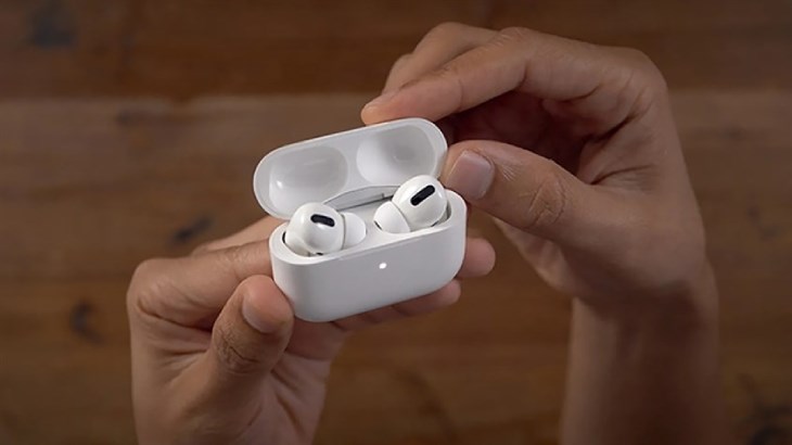 Đặt 2 tai nghe AirPods vào hộp sạc và mở nắp hộp