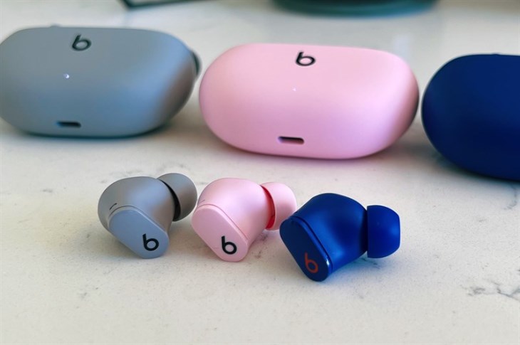 Nhấn và giữ nút nguồn tai nghe Bluetooth Beats khoảng 10 giây để reset 