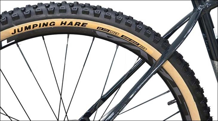 Xe đạp địa hình MTB Forever FM041 27.5 inch sở hữu bánh xe lớn, nhiều gai giúp tăng độ bám đường