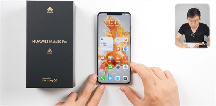 Màn hình cong, tràn viền cùng thiết kế tai thỏ làm tăng sự sang trọng cho Mate 50 Pro