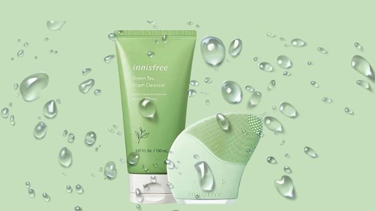 Máy rửa mặt Innisfree có màu xanh thiên nhiên tươi mát, đầu cọ mềm mịn, an toàn cho da