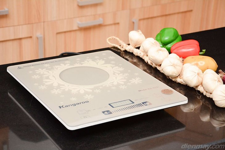 Bếp từ Kangaroo KG419i hỗ trợ các nút bấm cảm ứng lựa chọn chế độ nấu tiện lợi