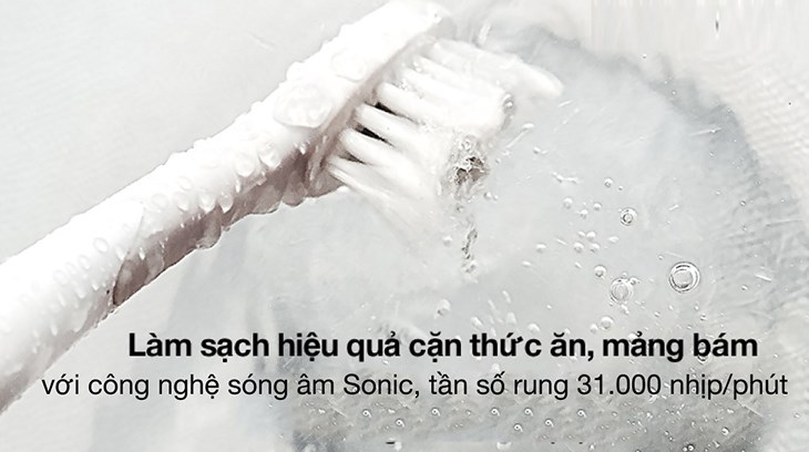 Bàn chải điện Halio Sonic Whitening Pro White (Tặng kèm 1 đầu chải) sử dụng công nghệ sóng âm Sonic có tần số rung cao giúp làm sạch mảng bám của thức ăn trên răng