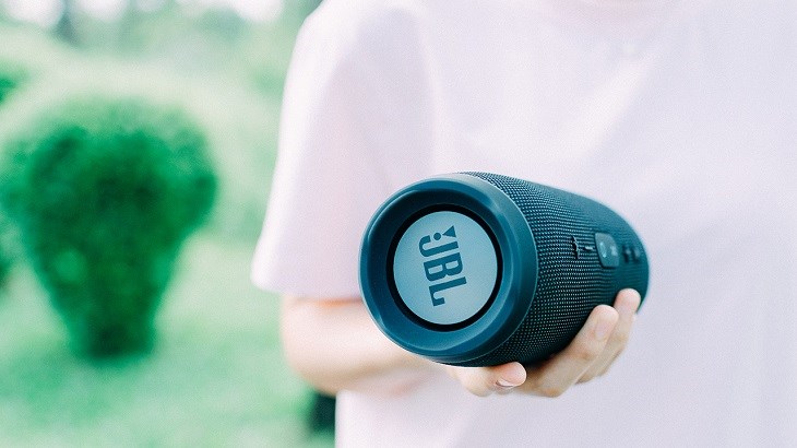 để loa jbl dưới nắng mặt trời