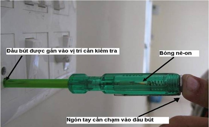 Bạn chỉ cần đưa đầu bút thử điện có tiếp xúc với nguồn điện đến vị trí cần kiểm tra