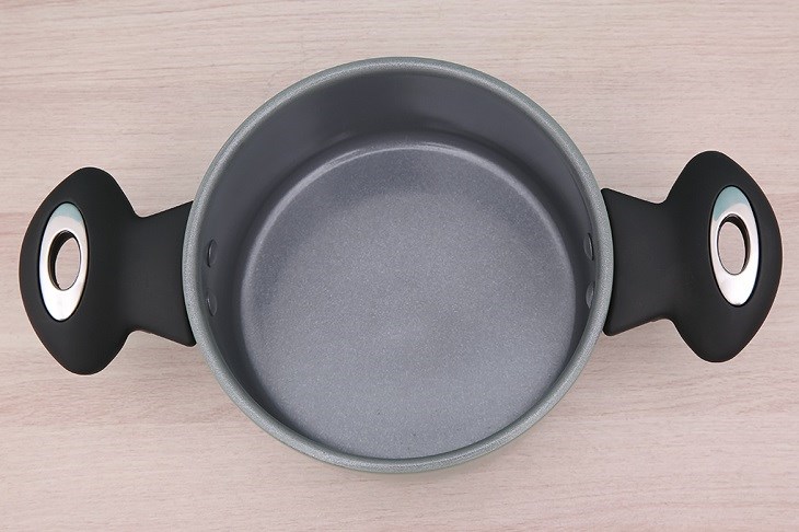 Nồi nhôm nắp kính 16 cm Happycook HCA-CG16 thiết kế lòng nồi phủ lớp chống dính Ceramic