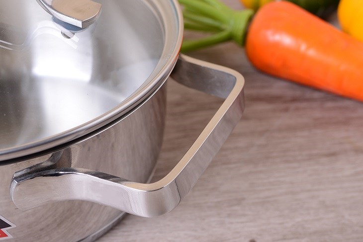 Nồi inox 3 đáy nắp kính 16 cm HappyCook N16 MLGP tay cầm được thiết kế chắc chắn giúp dễ dàng bê nhấc