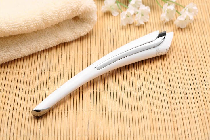 Máy massage mắt Lifetrons EM-700 với năng lượng tích cực từ ion âm giúp da chống lại các nếp nhăn và làm săn chắc da