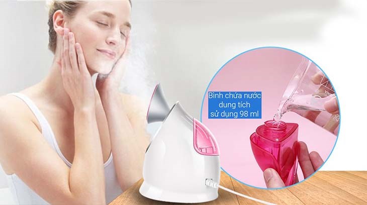 Đổ nước vào bình chứa của máy xông hơi mặt nano nóng K.SKIN KD2331A