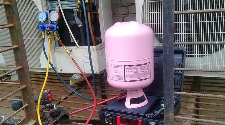 Úp bình gas xuống và nạp ở van gas 3 ngả sau dàn nóng