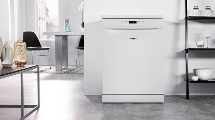 Máy rửa chén độc lập Whirlpool WFC 3C26P có màu trắng tinh khiết cùng thiết kế hình chữ nhật vuông vức kết hợp hài hòa với nhiều không gian