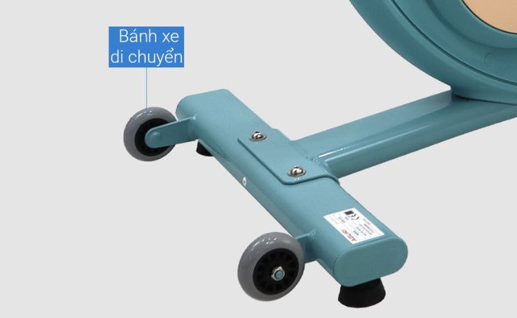 Xe đạp tập thể dục được thiết kế 2 bánh xe bên dưới, giúp bạn dễ dàng di chuyển đến nhiều vị trí khác nhau trong nhà