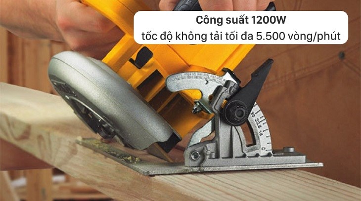 Máy cưa đĩa Dewalt DWE561-B1 1200W có khối lượng đến 3.8kg và đường kính lưỡi cưa lớn nên khá khó sử dụng