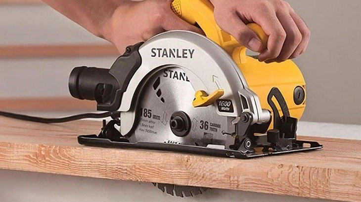 Máy cưa đĩa Stanley SC16-B1 1600W có khả năng tạo ra đường cắt thẳng chính xác, đẹp mắt trên cả vật liệu bằng gỗ và nhựa