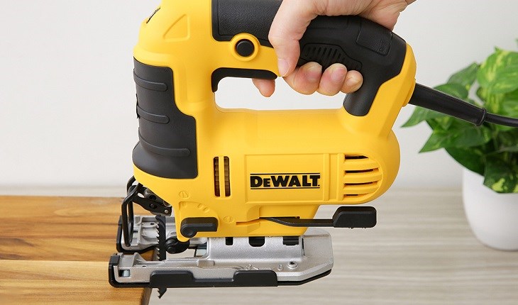 Máy cưa lọng Dewalt DWE349-B1 650W có khả năng cắt vật liệu bằng gỗ với độ sâu tối đa là 85mm