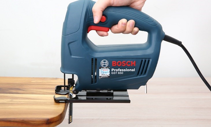 Máy cưa lọng Bosch GST 650 450W sở hữu công suất lớn, có khả năng tạo ra những đường cưa láng mịn