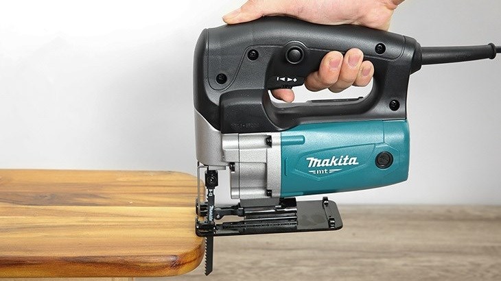 Máy cưa lọng Makita M4302B 450W chỉ hoạt động tốt trên vật liệu gỗ có độ sâu 55mm