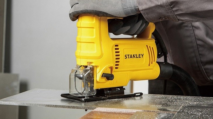 Máy cưa lọng Stanley SJ60-B1 600W có khả năng cắt linh hoạt và mượt mà với lưỡi cưa sắc bén