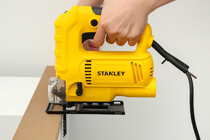 Máy cưa lọng Stanley SJ60-B1 600W có khả năng cưa các bề mặt như gỗ, sắt, ván ép và tấm alu