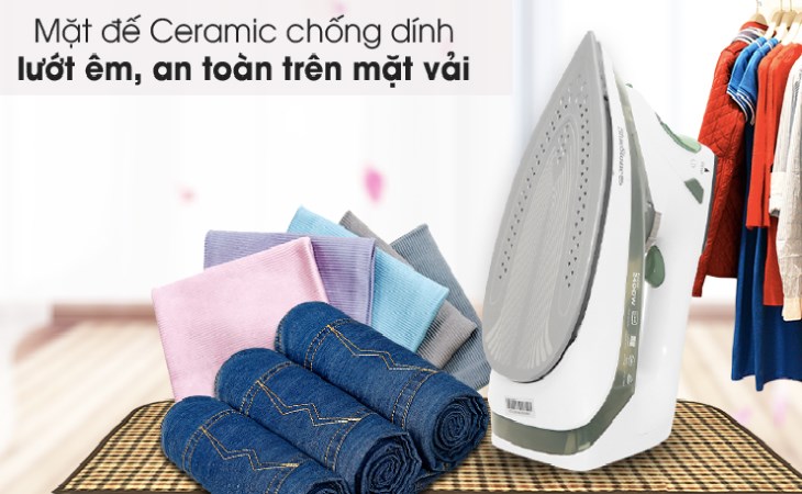 Bàn ủi hơi nước BlueStone SIB-3879 2400W có mặt đế Ceramic cao cấp, giúp bàn ủi lướt êm và nhẹ trên mọi chất liệu vải