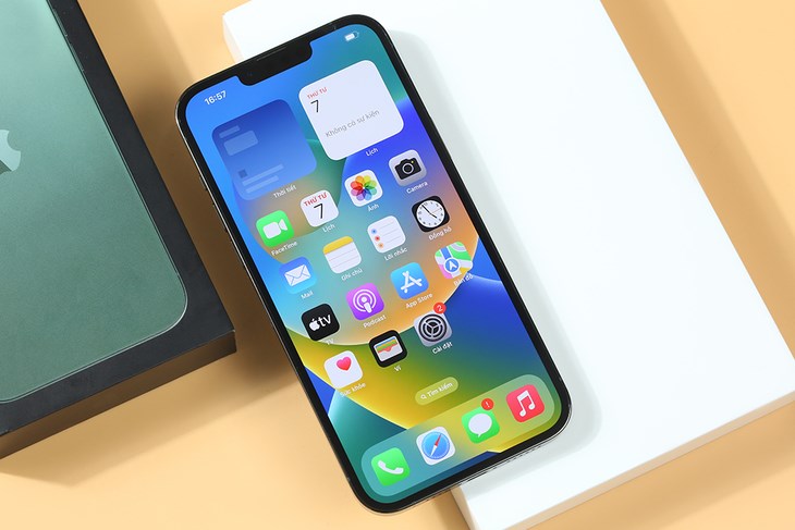 Điện thoại iPhone 13 Pro Max với hệ điều hành iOS 15 có thể được cập nhật lên iOS cao hơn khi reset máy