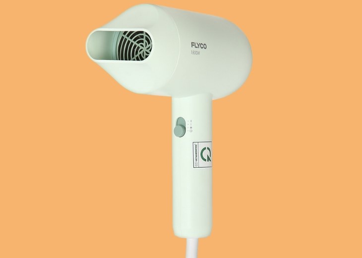 Máy sấy tóc 1800W Flyco FH1622VN có vỏ ngoài bằng nhựa cho máy trọng lượng nhẹ, tiện lợi khi sử dụng