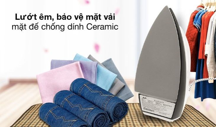 Bàn ủi khô AVA 317 sở hữu mặt đế chống dính Ceramic lướt êm và bảo vệ mặt vải