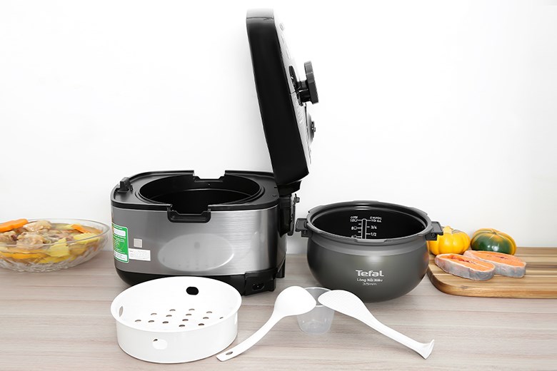 Nồi áp suất điện Tefal Smart Pro Multicooker CY625868 có bảng điều khiển với 14 chương trình được cài đặt sẵn hỗ trợ người dùng nấu ăn nhanh chóng